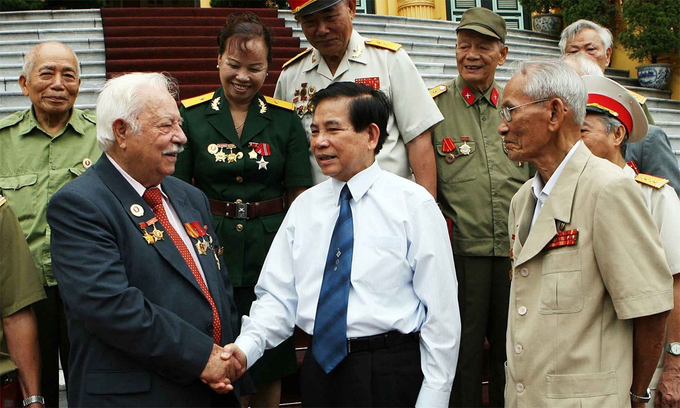 Chủ tịch nước Nguyễn Minh Triết (áo trắng) bắt tay cựu chiến binh Kostas Sarantidis/Nguyễn Văn Lập (áo vest xanh) tại Phủ Chủ tịch tháng 6/2010. Ảnh: TTXVN.
