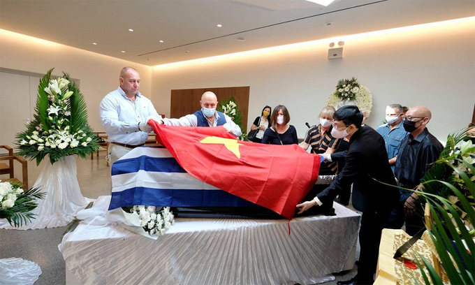 Quốc kỳ Hy Lạp và Việt Nam lần lượt được phủ lên linh cữu của Kostas Sarantidis/Nguyễn Văn Lập trong lễ tang ngày 30/6. Ảnh: ĐSQ Việt Nam tại Hy Lạp.