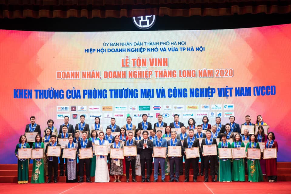 Ông Huỳnh Thanh Liêm nhận giải cùng các doanh nghiệp khác