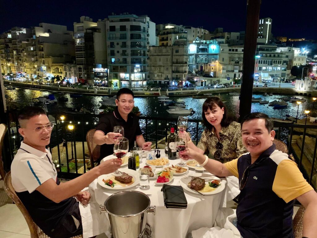 Anh Hoài Nam - Nhà đầu tư thành công của FREEVISA (ngoài cùng) đang ăn tối vui vẻ với gia đình tại Malta 