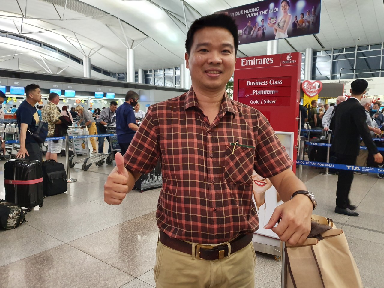 Ông Huỳnh Thanh Liêm ở sân bay Síp