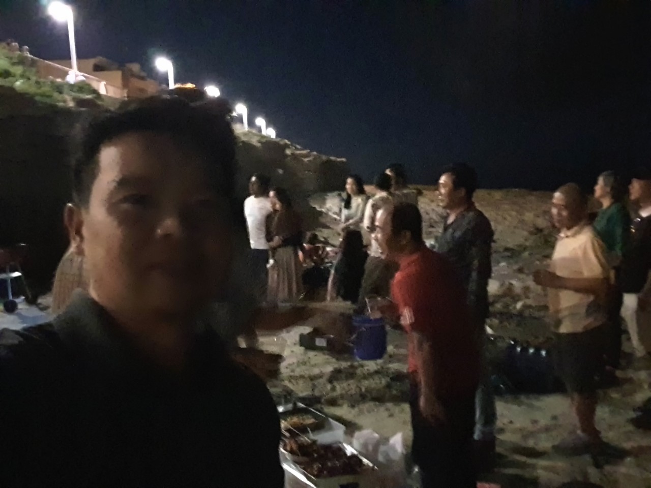 Ông Huỳnh Thanh Liêm tại buổi tiệc BBQ lúc trời tối