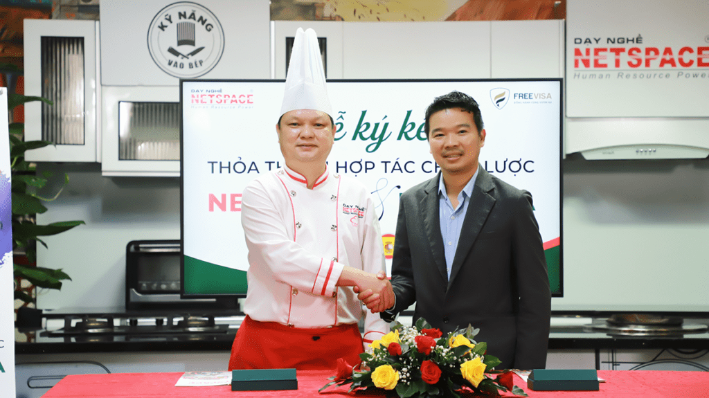 Ông Nguyễn Quốc Y (Thầy Y - Giám đốc Netspace) và ông Justice Liem Huynh (Tổng giám đốc FREEVISA VIETNAM)