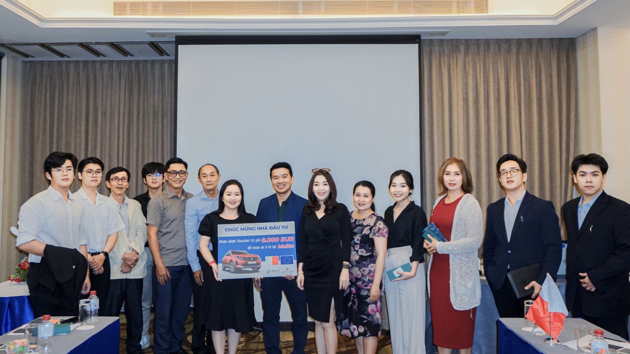 Anh Justice Liêm Huỳnh (C.E.O FREEVISA VietNam) chụp ảnh lưu niệm cùng các nhà đầu tư