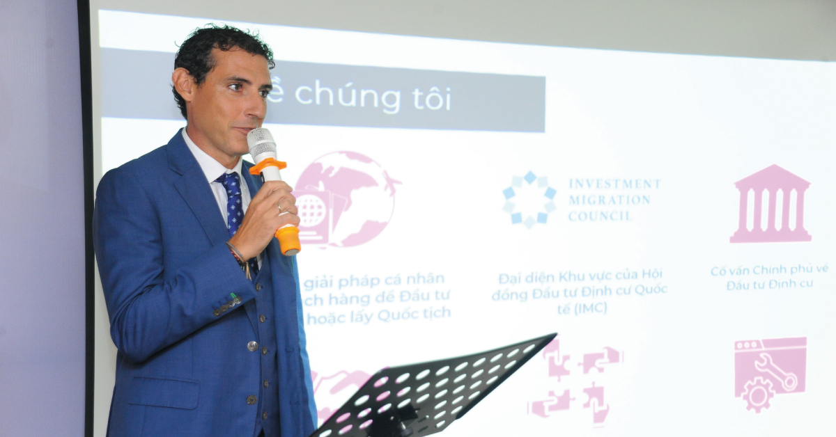 Anh David Regueiro trình bày về tập đoàn RIF & Trust