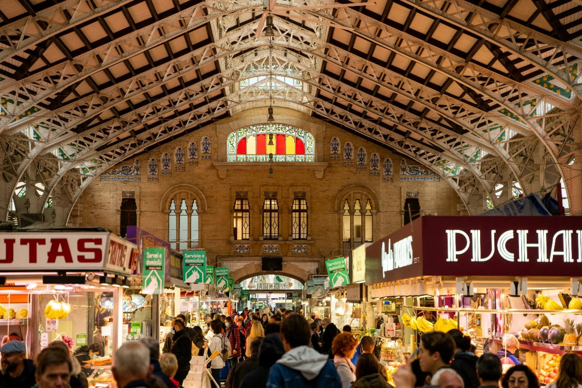 Valencia có rất nhiều hoạt động trong nhà, bao gồm cả chuyến tham quan chợ trung tâm, nếu thời tiết quyết định không chơi bóng